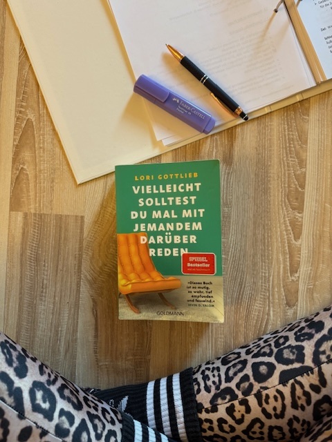 zuhoerraum lilaviolett 02